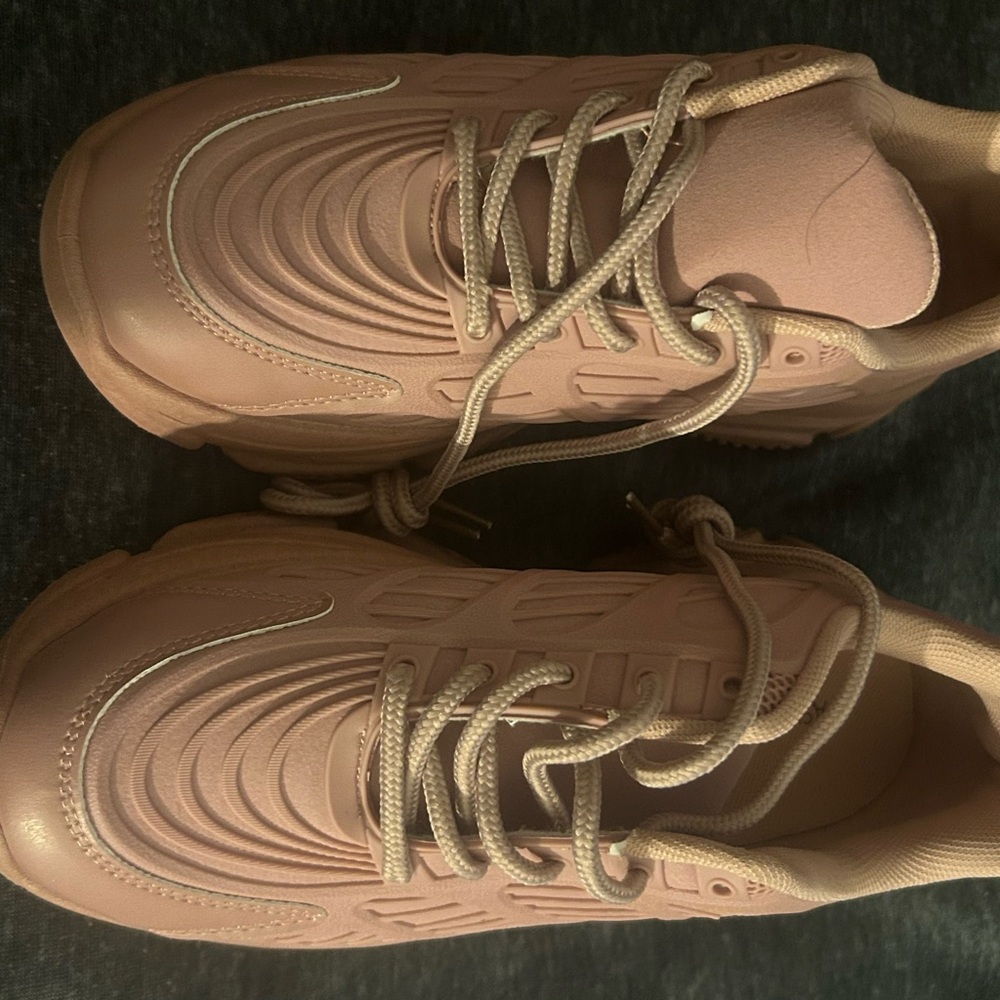 Mauve sneakers new without tag.